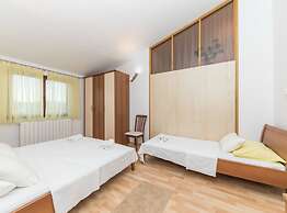 Relaxing Holiday Home With Pool, Fitness Area, and Entertainment Facil