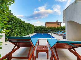 Relaxing Holiday Home With Pool, Fitness Area, and Entertainment Facil