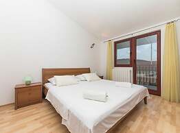 Relaxing Holiday Home With Pool, Fitness Area, and Entertainment Facil