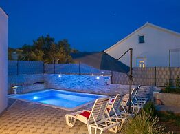 Elegant Oasis Vinisce Villa With Pool