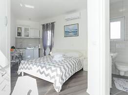 Elegant Oasis Vinisce Villa With Pool