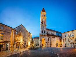 Elegant Hideaway Apartment With Pool