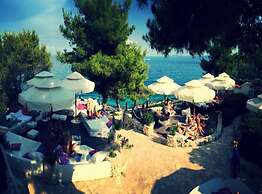 Elegant Hideaway Apartment With Pool