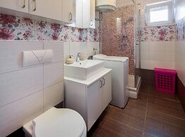 Elegant Hideaway Apartment With Pool