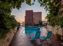 Elegant Hideaway Apartment With Pool