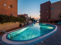 Elegant Hideaway Apartment With Pool