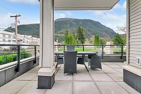 Stylish Urban Retreat  2BR Condo