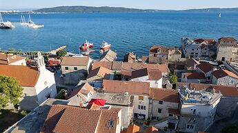 Kastel Gomilica Cozy and Stylish Apartments Near the Sea