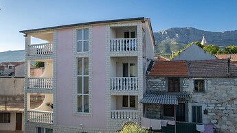 Kastel Gomilica Cozy and Stylish Apartments Near the Sea