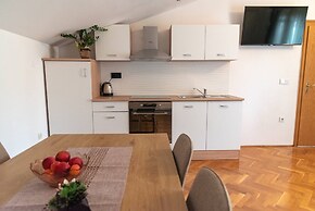 Kastel Gomilica Cozy and Stylish Apartments Near the Sea