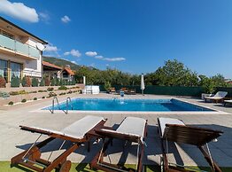 Spacious Holiday Home With Pool and Hot Tub in Kastel Stari