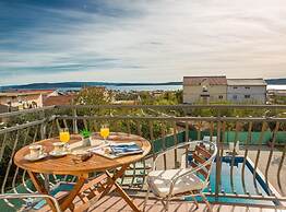 Spacious Holiday Home With Pool and Hot Tub in Kastel Stari