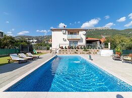 Spacious Holiday Home With Pool and Hot Tub in Kastel Stari