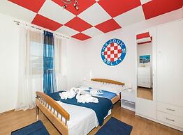 Spacious Holiday Home With Pool and Hot Tub in Kastel Stari