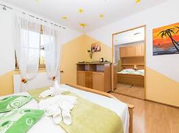 Spacious Holiday Home With Pool and Hot Tub in Kastel Stari