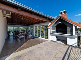 Spacious Holiday Home With Pool and Hot Tub in Kastel Stari