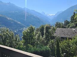 Chalet With Garden and Mountain View