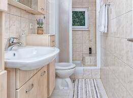 Hidden Gem Holiday Home With Pool in Kastel Stafilic