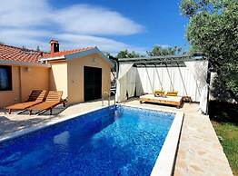 Hidden Gem Holiday Home With Pool in Kastel Stafilic