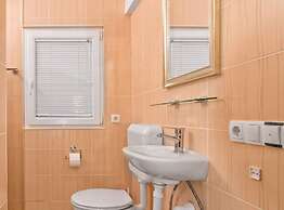 Hidden Gem Holiday Home With Pool in Kastel Stafilic