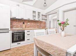 Hidden Gem Holiday Home With Pool in Kastel Stafilic