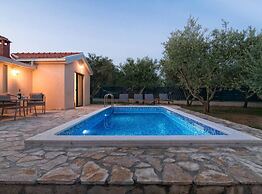 Hidden Gem Holiday Home With Pool in Kastel Stafilic