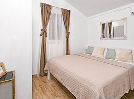 Hidden Gem Holiday Home With Pool in Kastel Stafilic