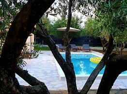 Hidden Gem Holiday Home With Pool in Kastel Stafilic