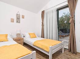 Hidden Gem Holiday Home With Pool in Kastel Stafilic