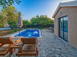 Hidden Gem Holiday Home With Pool in Kastel Stafilic