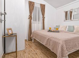 Hidden Gem Holiday Home With Pool in Kastel Stafilic