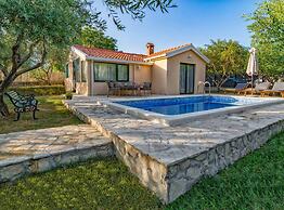 Hidden Gem Holiday Home With Pool in Kastel Stafilic