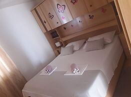 Mastrinka Bright Apartment With Free Parking and Modern Amenities