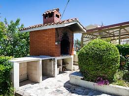 Seaside Getaway Holiday Home With Patio Slatine