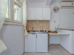 Seaside Getaway Holiday Home With Patio Slatine