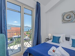 Seaside Getaway Holiday Home With Patio Slatine