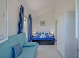 Seaside Getaway Holiday Home With Patio Slatine