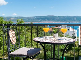 Seaside Getaway Holiday Home With Patio Slatine