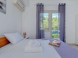 Seaside Getaway Holiday Home With Patio Slatine