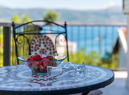 Seaside Getaway Holiday Home With Patio Slatine