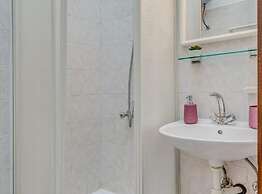 Seaside Getaway Holiday Home With Patio Slatine