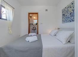 Seaside Getaway Holiday Home With Patio Slatine