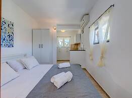 Seaside Getaway Holiday Home With Patio Slatine