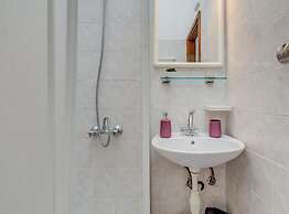 Seaside Getaway Holiday Home With Patio Slatine