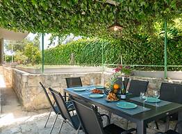 Seaside Getaway Holiday Home With Patio Slatine