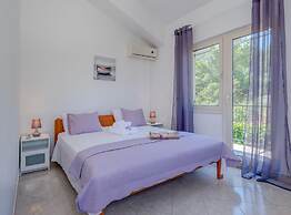 Seaside Getaway Holiday Home With Patio Slatine