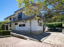 Seaside Getaway Holiday Home With Patio Slatine