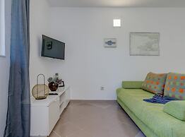 Seaside Getaway Holiday Home With Patio Slatine