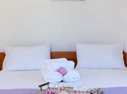 Seaside Getaway Holiday Home With Patio Slatine