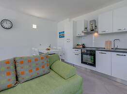 Seaside Getaway Holiday Home With Patio Slatine